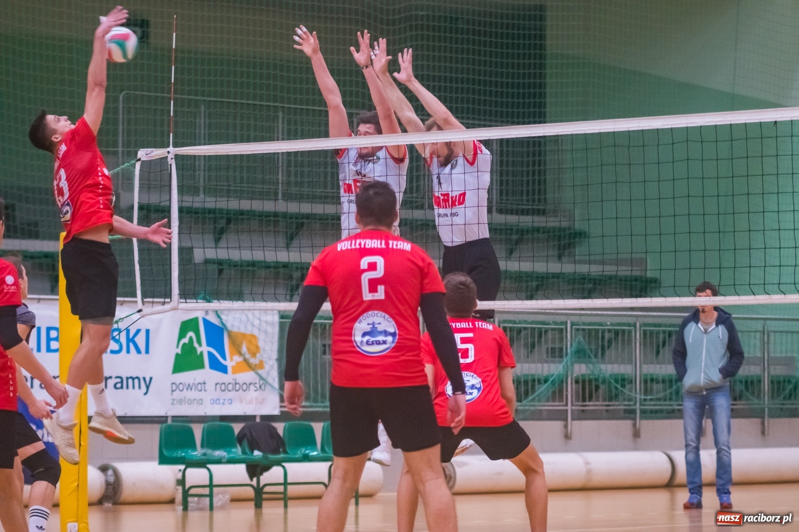 Zdjęcie w galerii na portalu naszraciborz.pl: Siatkarski rollercoaster w Arenie Rafako. Raciborzanie górą! [FOTO i WIDEO] wiadomości z regionu