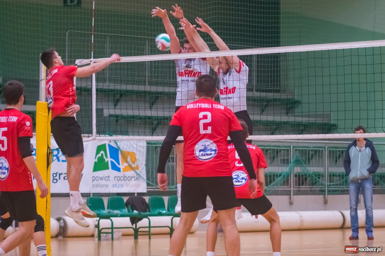 Zdjęcie w galerii na portalu naszraciborz.pl: Siatkarski rollercoaster w Arenie Rafako. Raciborzanie górą! [FOTO i WIDEO] wiadomości z regionu