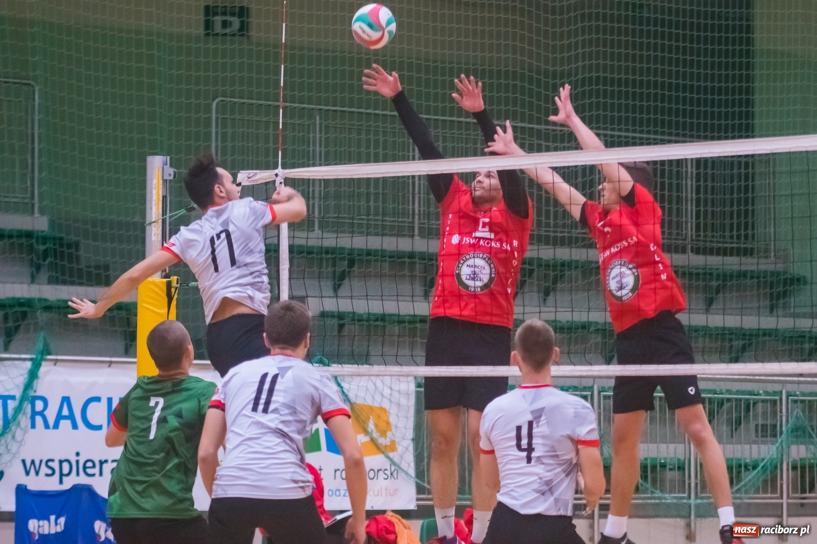 Zdjęcie w galerii na portalu naszraciborz.pl: Siatkarski rollercoaster w Arenie Rafako. Raciborzanie górą! [FOTO i WIDEO] wiadomości z regionu