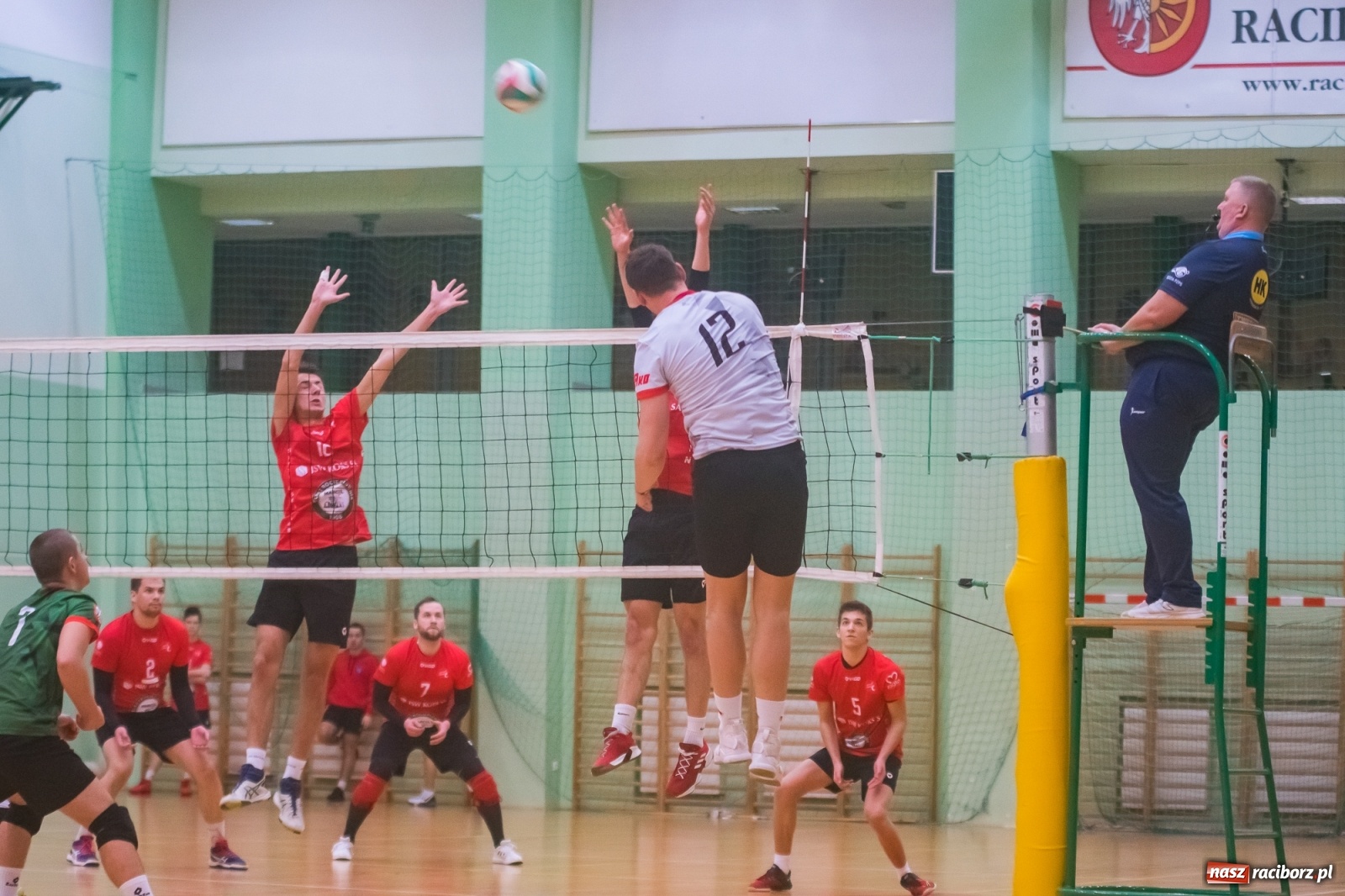 Zdjęcie w galerii na portalu naszraciborz.pl: Siatkarski rollercoaster w Arenie Rafako. Raciborzanie górą! [FOTO i WIDEO] wiadomości z regionu