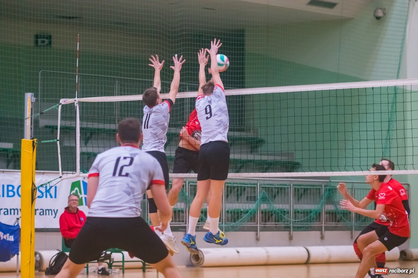Zdjęcie w galerii na portalu naszraciborz.pl: Siatkarski rollercoaster w Arenie Rafako. Raciborzanie górą! [FOTO i WIDEO] wiadomości z regionu