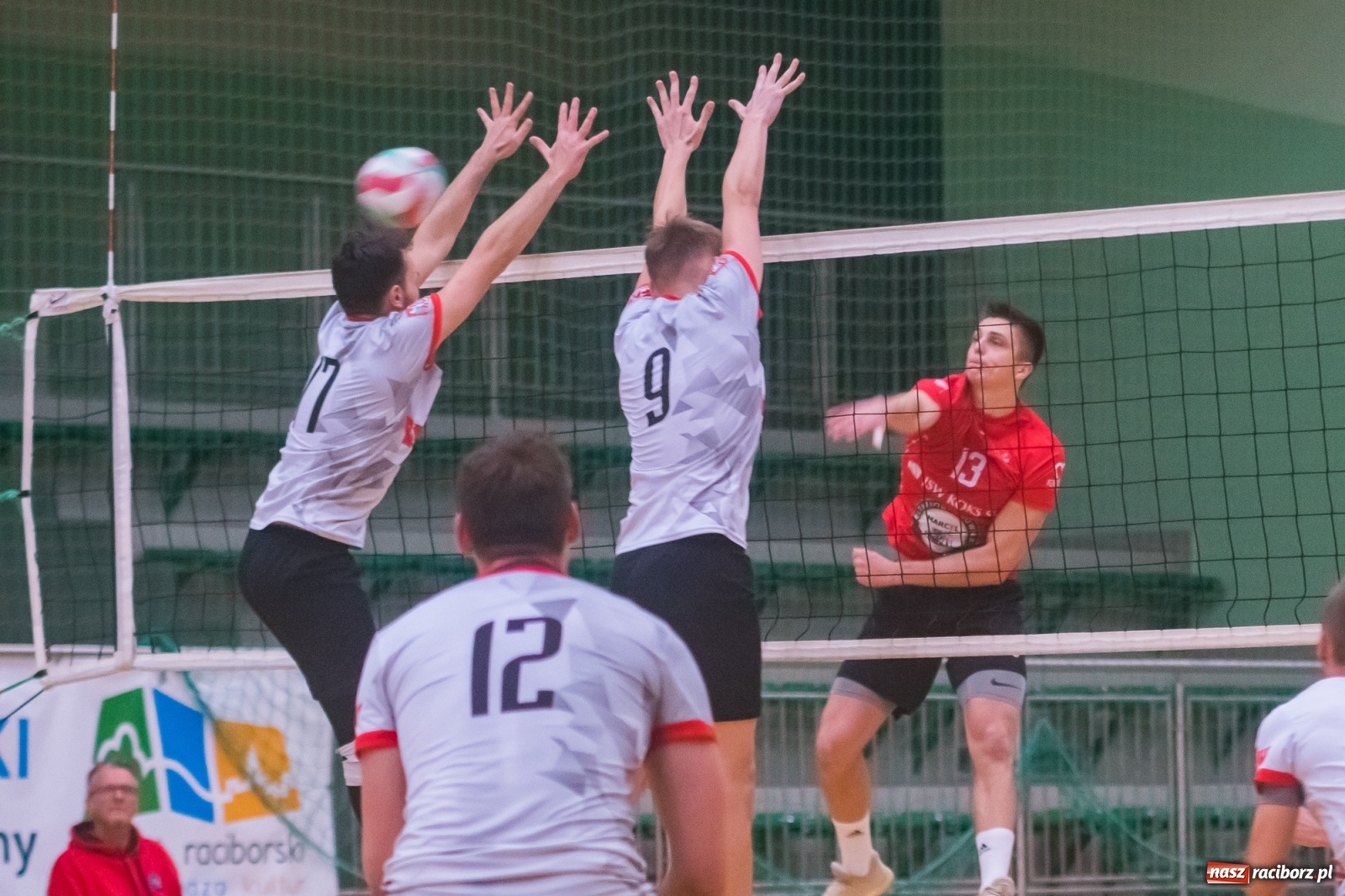Zdjęcie w galerii na portalu naszraciborz.pl: Siatkarski rollercoaster w Arenie Rafako. Raciborzanie górą! [FOTO i WIDEO] wiadomości z regionu