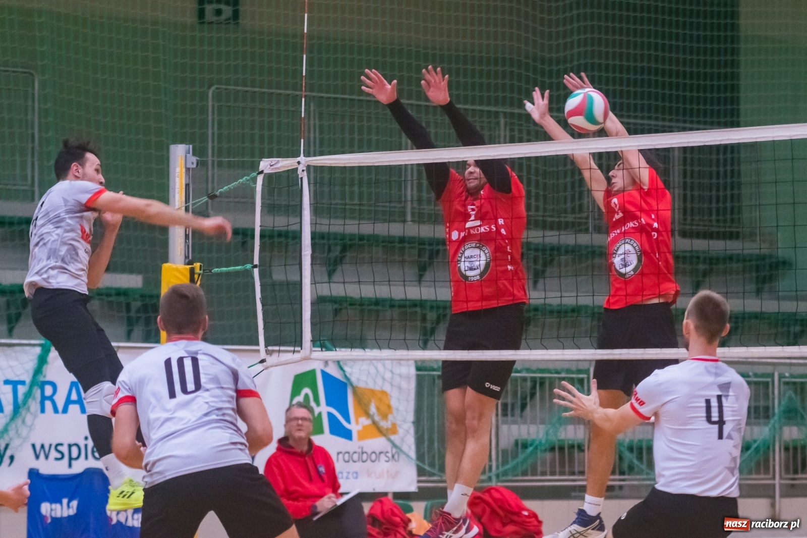 Zdjęcie w galerii na portalu naszraciborz.pl: Siatkarski rollercoaster w Arenie Rafako. Raciborzanie górą! [FOTO i WIDEO] wiadomości z regionu