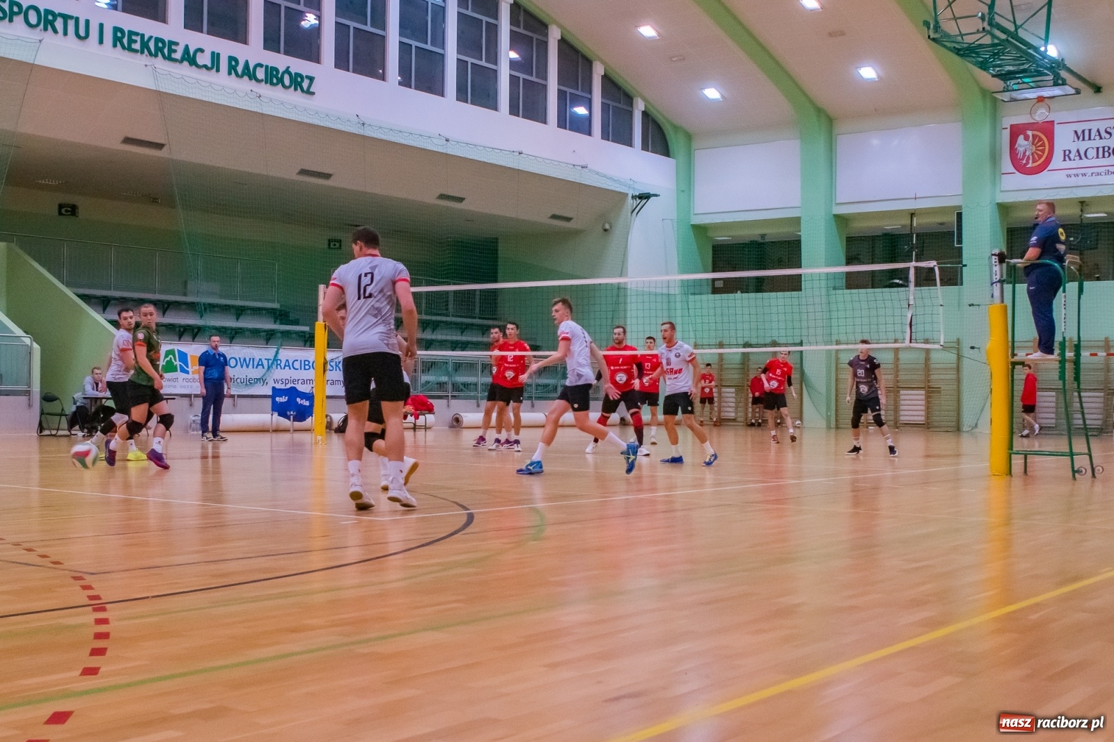 Zdjęcie w galerii na portalu naszraciborz.pl: Siatkarski rollercoaster w Arenie Rafako. Raciborzanie górą! [FOTO i WIDEO] wiadomości z regionu