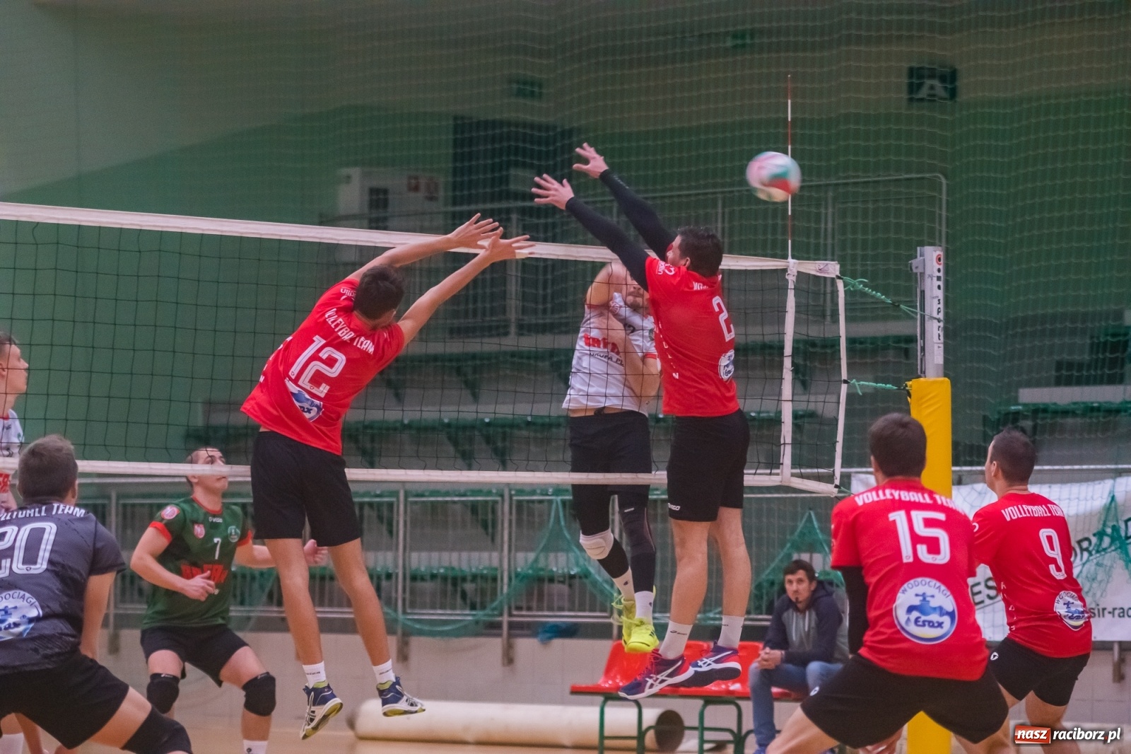Zdjęcie w galerii na portalu naszraciborz.pl: Siatkarski rollercoaster w Arenie Rafako. Raciborzanie górą! [FOTO i WIDEO] wiadomości z regionu