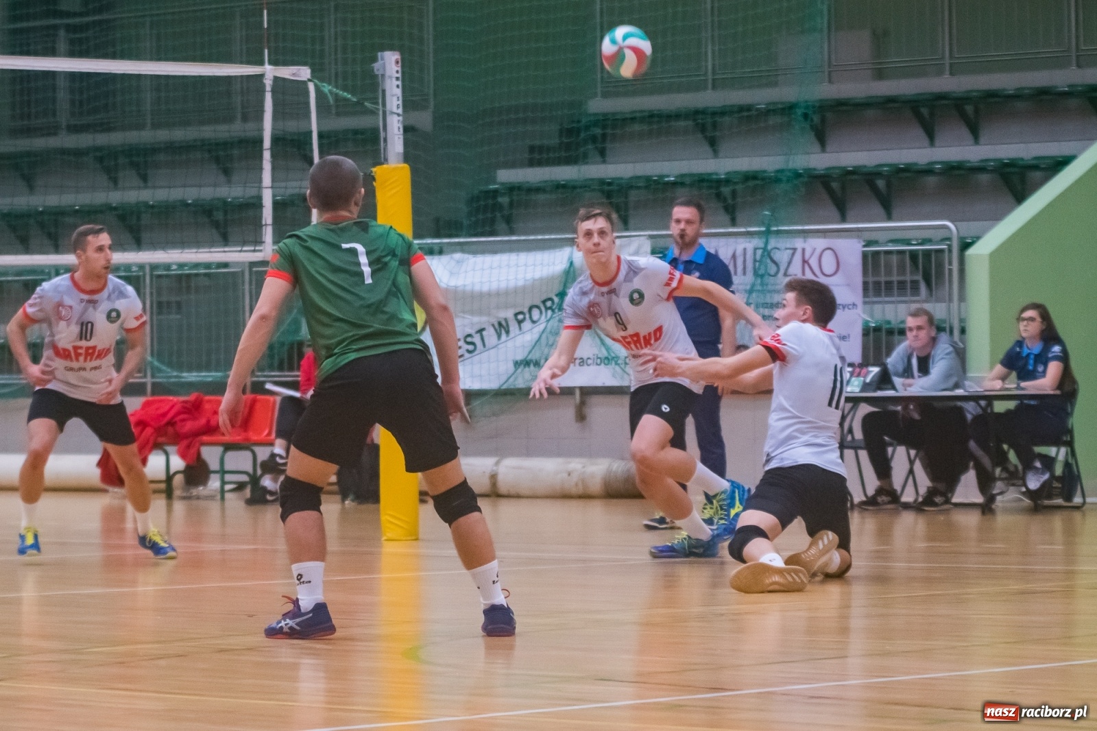 Zdjęcie w galerii na portalu naszraciborz.pl: Siatkarski rollercoaster w Arenie Rafako. Raciborzanie górą! [FOTO i WIDEO] wiadomości z regionu