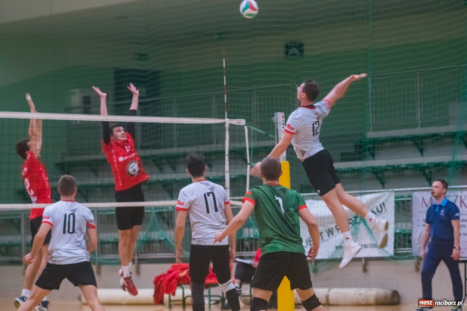 Zdjęcie w galerii na portalu naszraciborz.pl: Siatkarski rollercoaster w Arenie Rafako. Raciborzanie górą! [FOTO i WIDEO] wiadomości z regionu