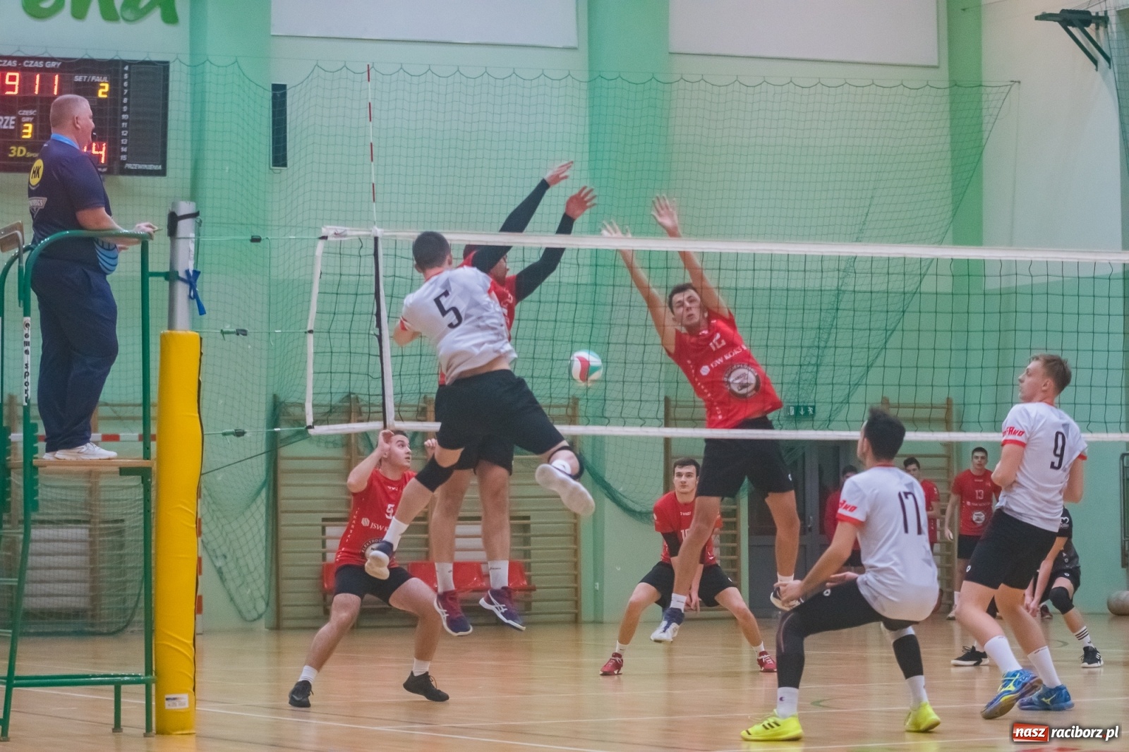 Zdjęcie w galerii na portalu naszraciborz.pl: Siatkarski rollercoaster w Arenie Rafako. Raciborzanie górą! [FOTO i WIDEO] wiadomości z regionu