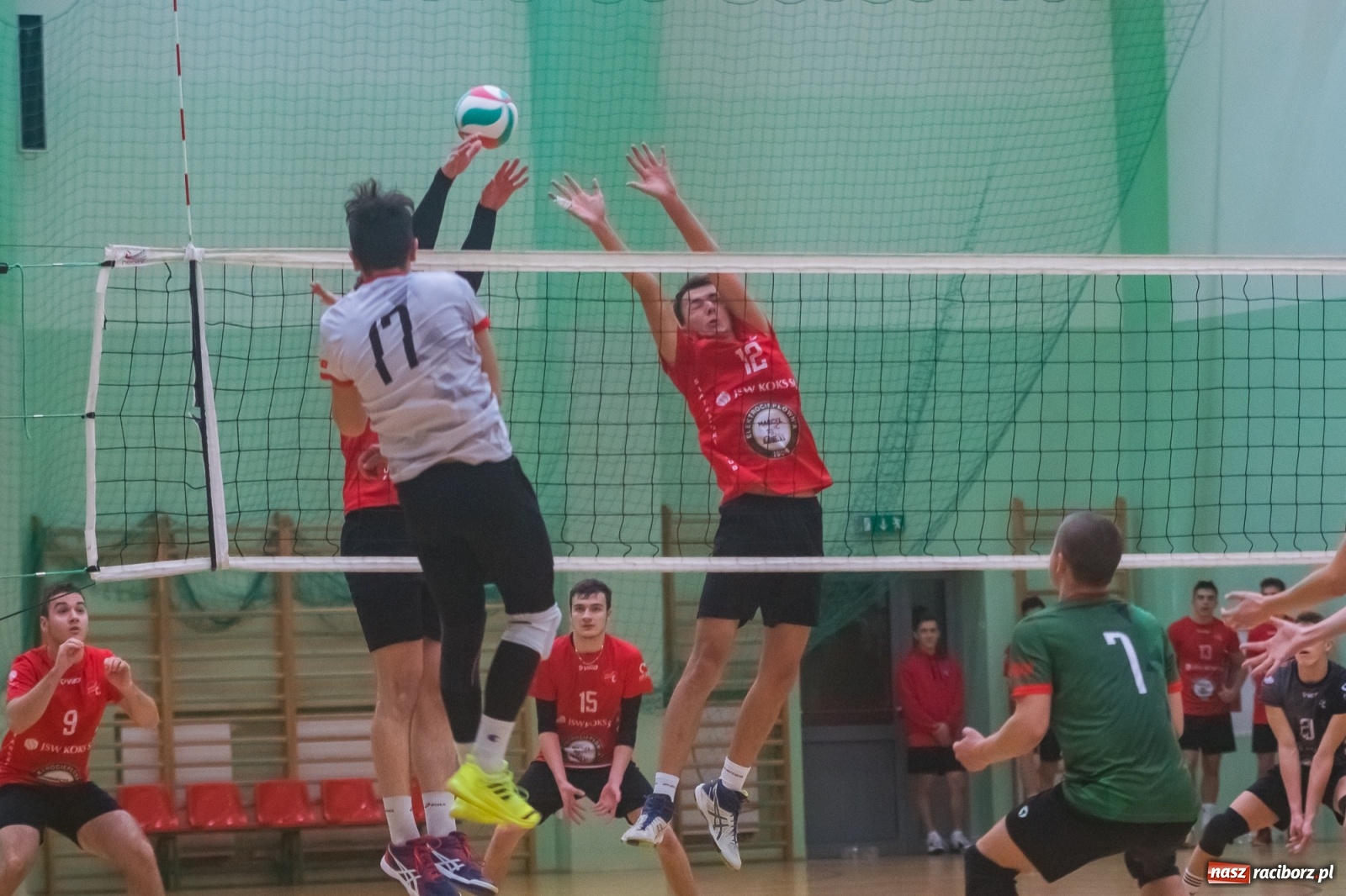 Zdjęcie w galerii na portalu naszraciborz.pl: Siatkarski rollercoaster w Arenie Rafako. Raciborzanie górą! [FOTO i WIDEO] wiadomości z regionu