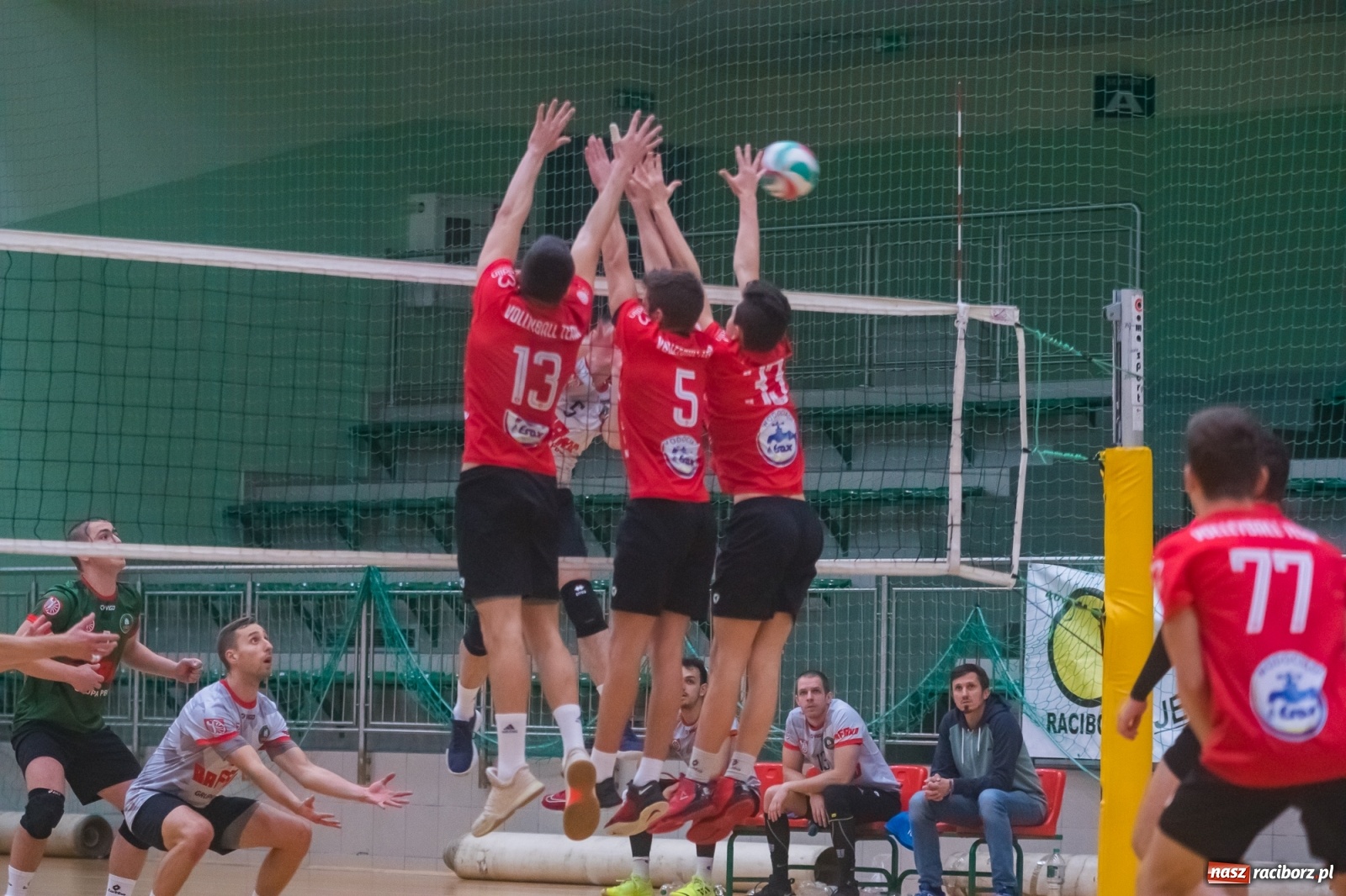 Zdjęcie w galerii na portalu naszraciborz.pl: Siatkarski rollercoaster w Arenie Rafako. Raciborzanie górą! [FOTO i WIDEO] wiadomości z regionu