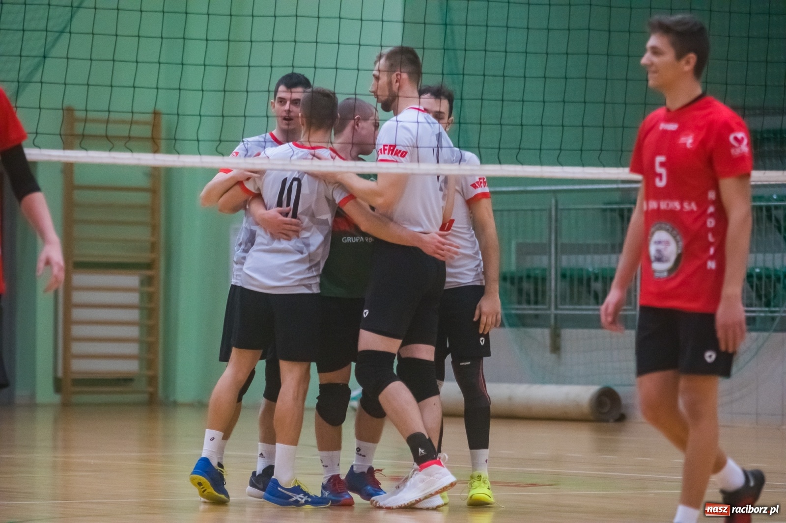 Zdjęcie w galerii na portalu naszraciborz.pl: Siatkarski rollercoaster w Arenie Rafako. Raciborzanie górą! [FOTO i WIDEO] wiadomości z regionu