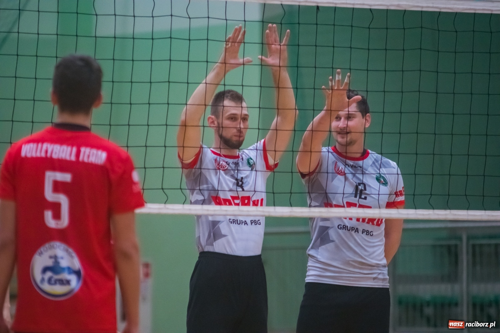 Zdjęcie w galerii na portalu naszraciborz.pl: Siatkarski rollercoaster w Arenie Rafako. Raciborzanie górą! [FOTO i WIDEO] wiadomości z regionu