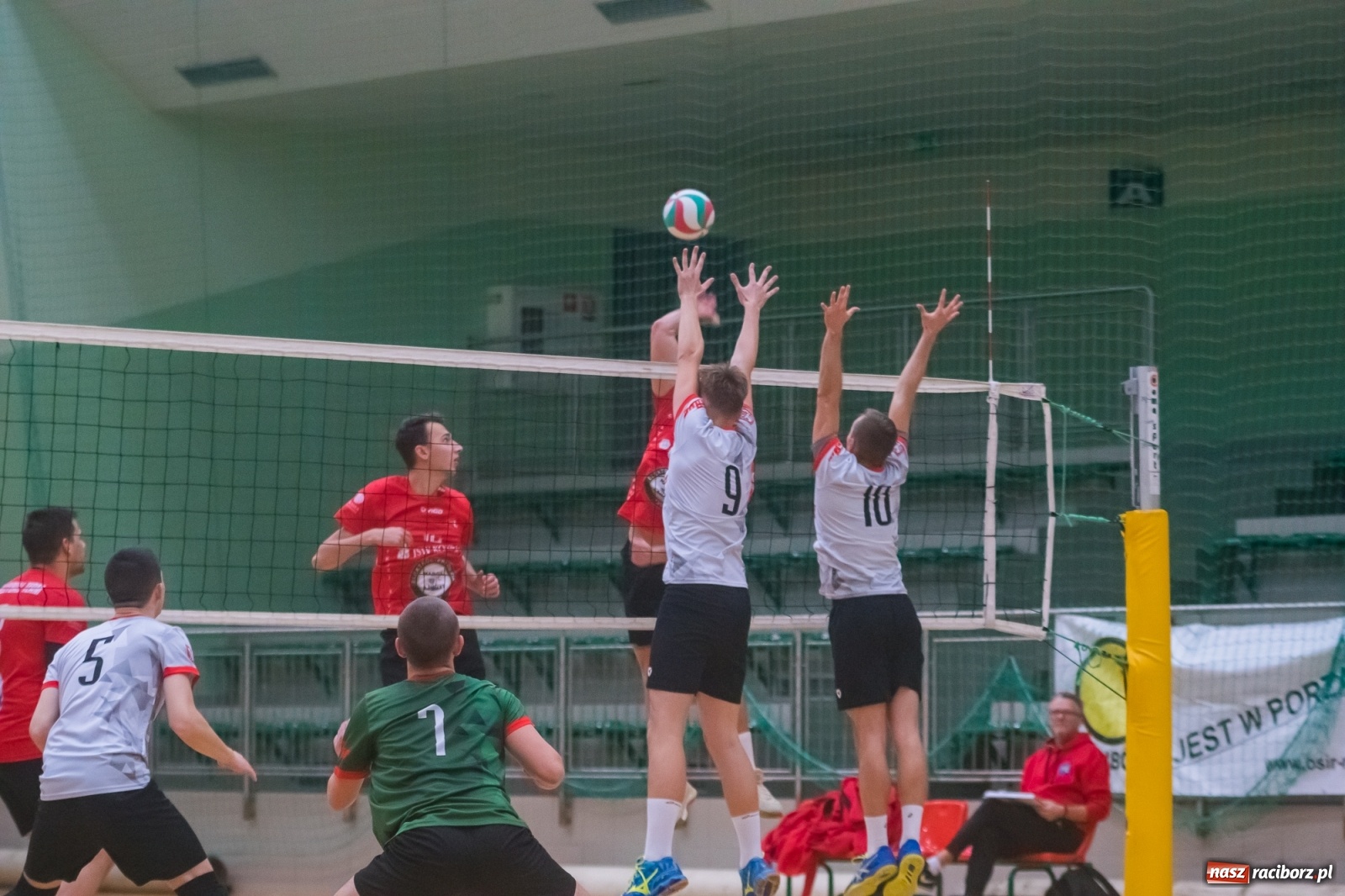 Zdjęcie w galerii na portalu naszraciborz.pl: Siatkarski rollercoaster w Arenie Rafako. Raciborzanie górą! [FOTO i WIDEO] wiadomości z regionu