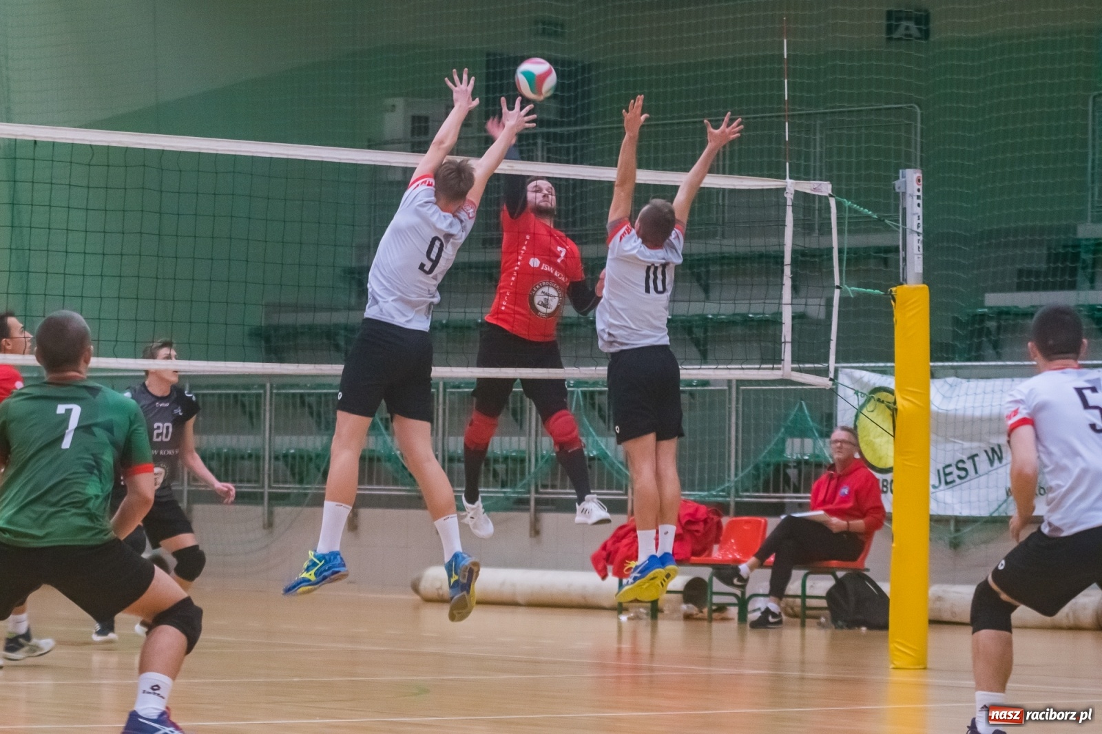 Zdjęcie w galerii na portalu naszraciborz.pl: Siatkarski rollercoaster w Arenie Rafako. Raciborzanie górą! [FOTO i WIDEO] wiadomości z regionu