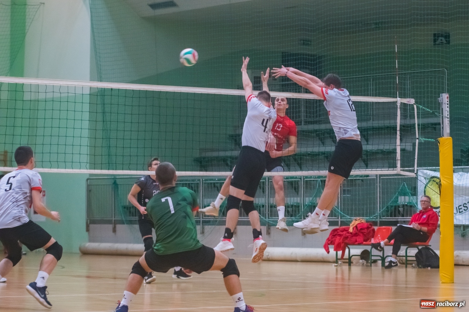 Zdjęcie w galerii na portalu naszraciborz.pl: Siatkarski rollercoaster w Arenie Rafako. Raciborzanie górą! [FOTO i WIDEO] wiadomości z regionu