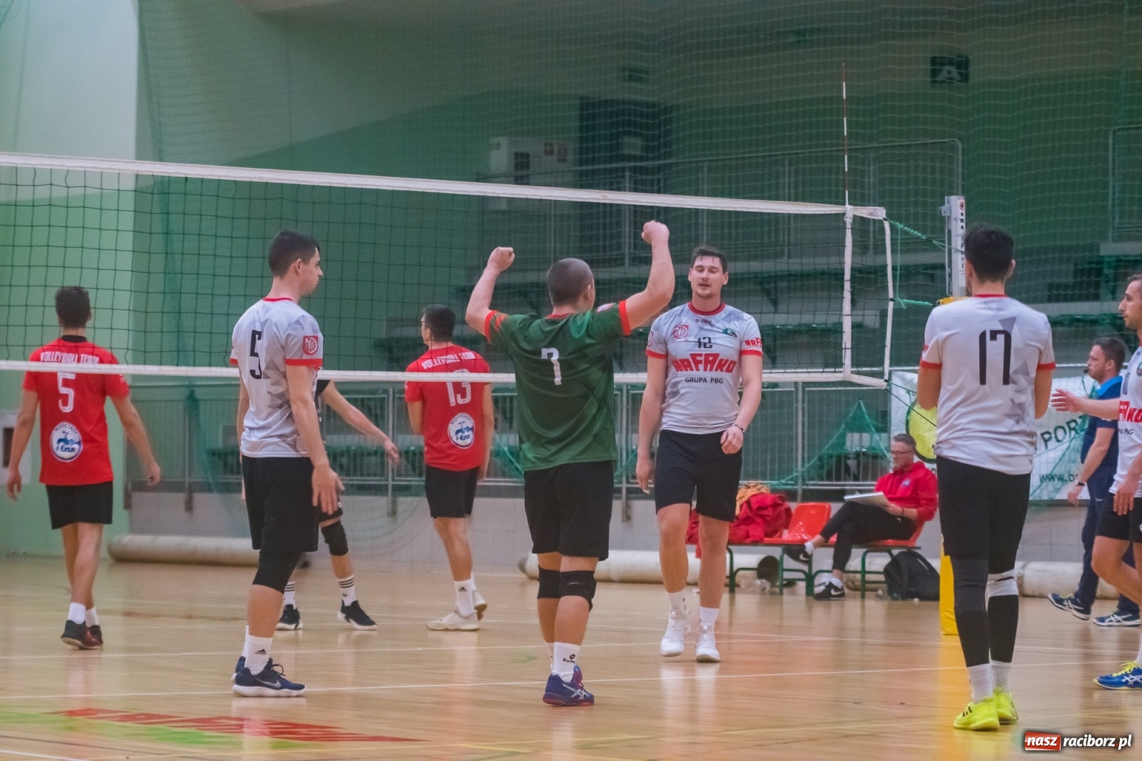 Zdjęcie w galerii na portalu naszraciborz.pl: Siatkarski rollercoaster w Arenie Rafako. Raciborzanie górą! [FOTO i WIDEO] wiadomości z regionu