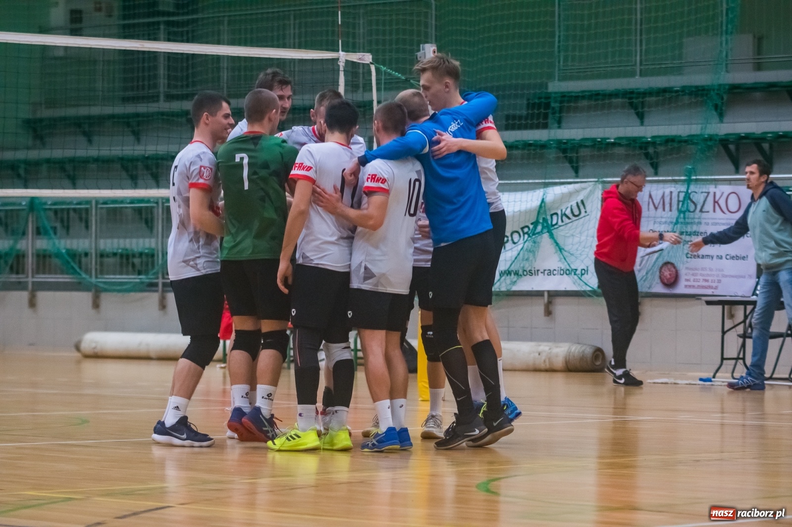 Zdjęcie w galerii na portalu naszraciborz.pl: Siatkarski rollercoaster w Arenie Rafako. Raciborzanie górą! [FOTO i WIDEO] wiadomości z regionu