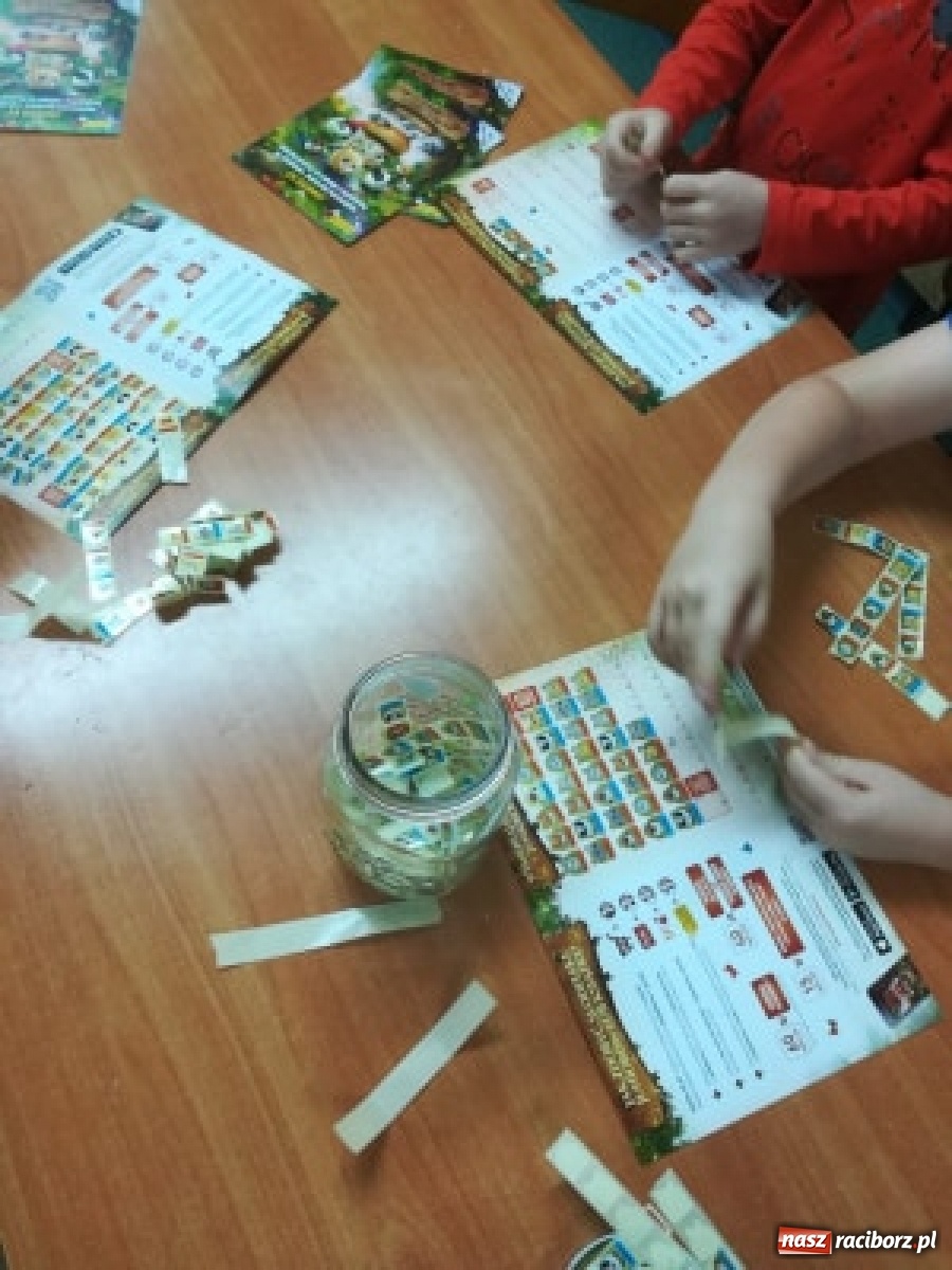 Zdjęcie w galerii na portalu naszraciborz.pl: Uczniowie SP 13 z pomocą dla najmodszych wiadomości z regionu