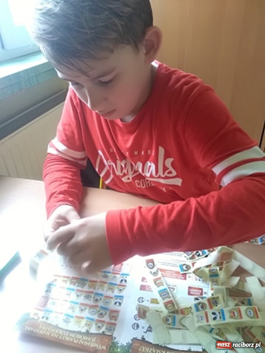 Zdjęcie w galerii na portalu naszraciborz.pl: Uczniowie SP 13 z pomocą dla najmodszych wiadomości z regionu