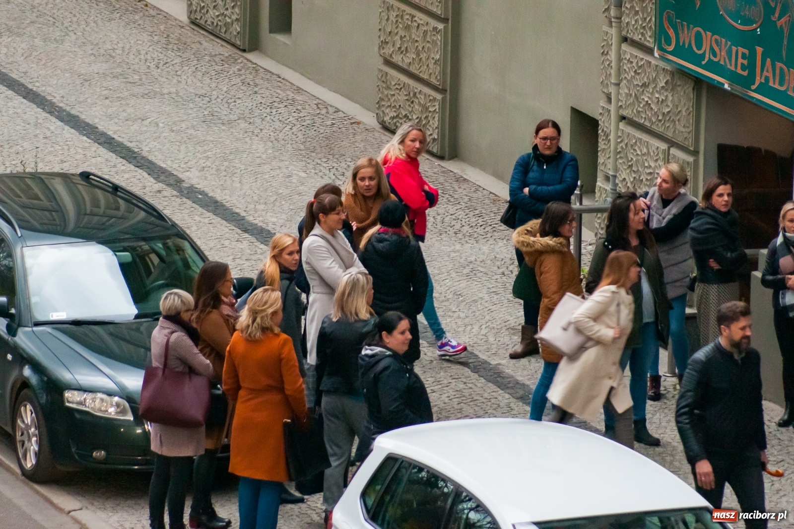Zdjęcie w galerii na portalu naszraciborz.pl: Rodzice tłumnie przyszli do ratusza. Powiedzieli NIE dla likwidacji jednej ze szkół! wiadomości z regionu