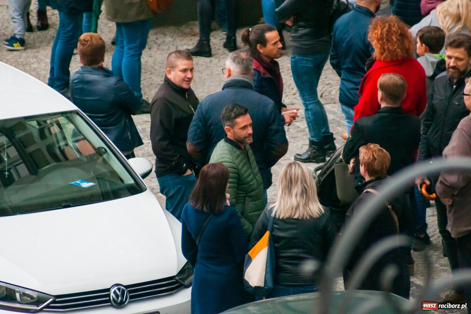 Zdjęcie w galerii na portalu naszraciborz.pl: Rodzice tłumnie przyszli do ratusza. Powiedzieli NIE dla likwidacji jednej ze szkół! wiadomości z regionu