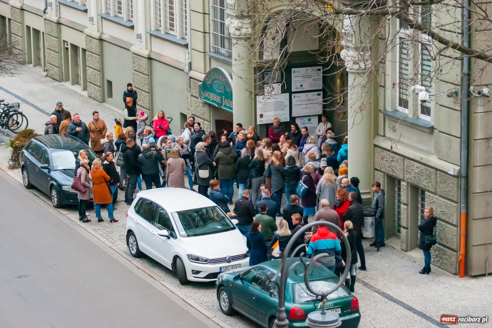 Zdjęcie w galerii na portalu naszraciborz.pl: Rodzice tłumnie przyszli do ratusza. Powiedzieli NIE dla likwidacji jednej ze szkół! wiadomości z regionu