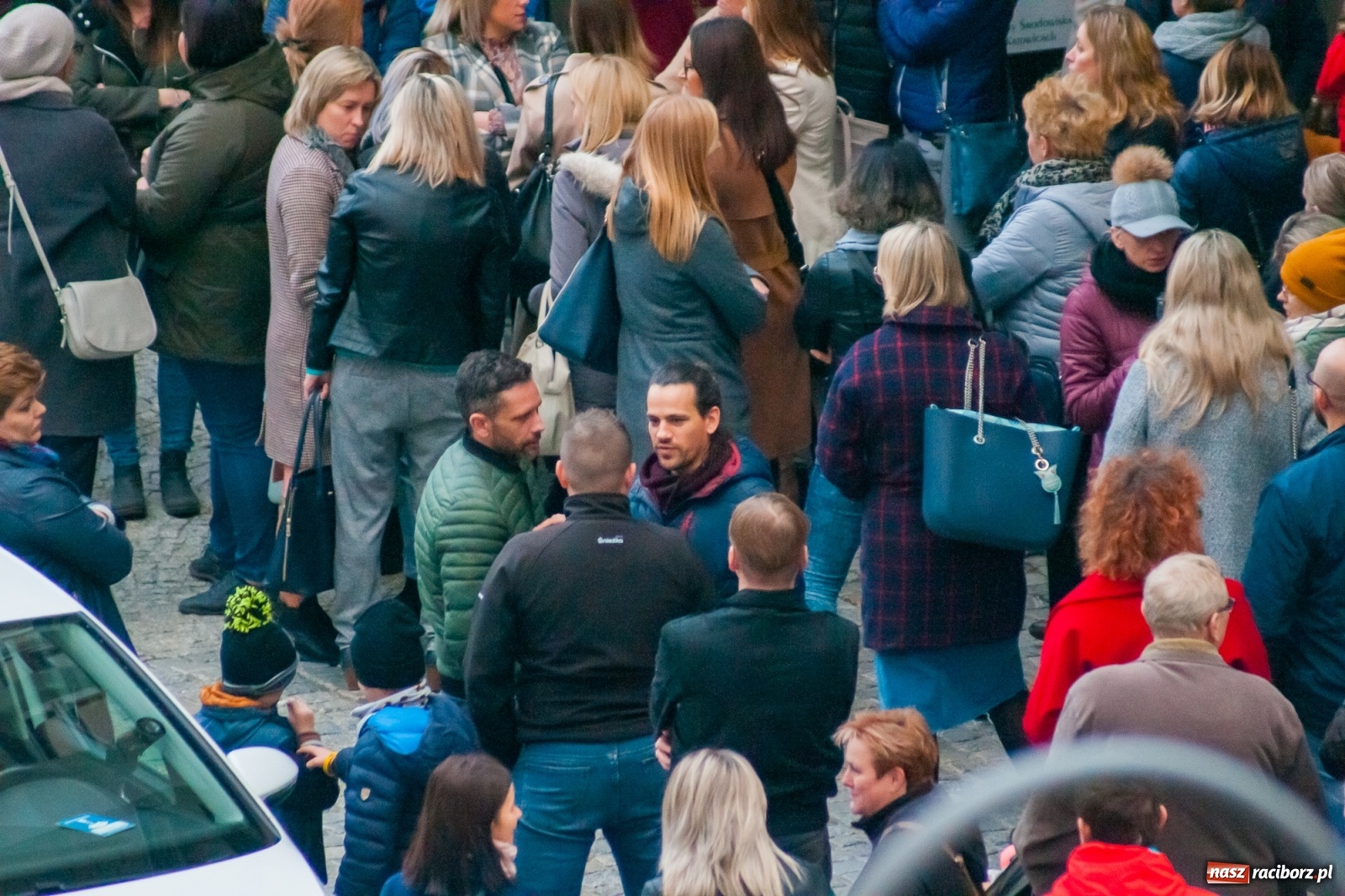 Zdjęcie w galerii na portalu naszraciborz.pl: Rodzice tłumnie przyszli do ratusza. Powiedzieli NIE dla likwidacji jednej ze szkół! wiadomości z regionu