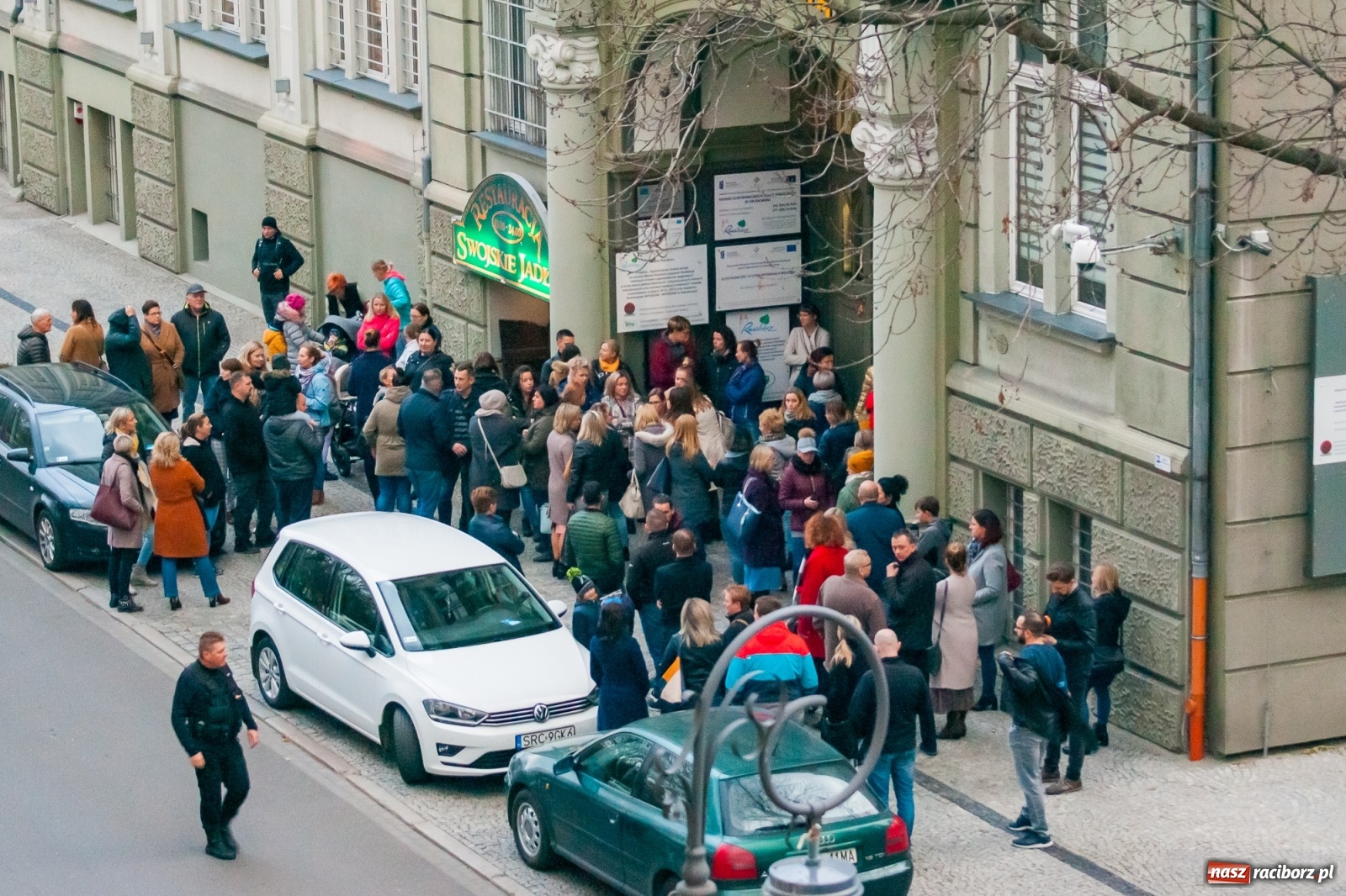 Zdjęcie w galerii na portalu naszraciborz.pl: Rodzice tłumnie przyszli do ratusza. Powiedzieli NIE dla likwidacji jednej ze szkół! wiadomości z regionu