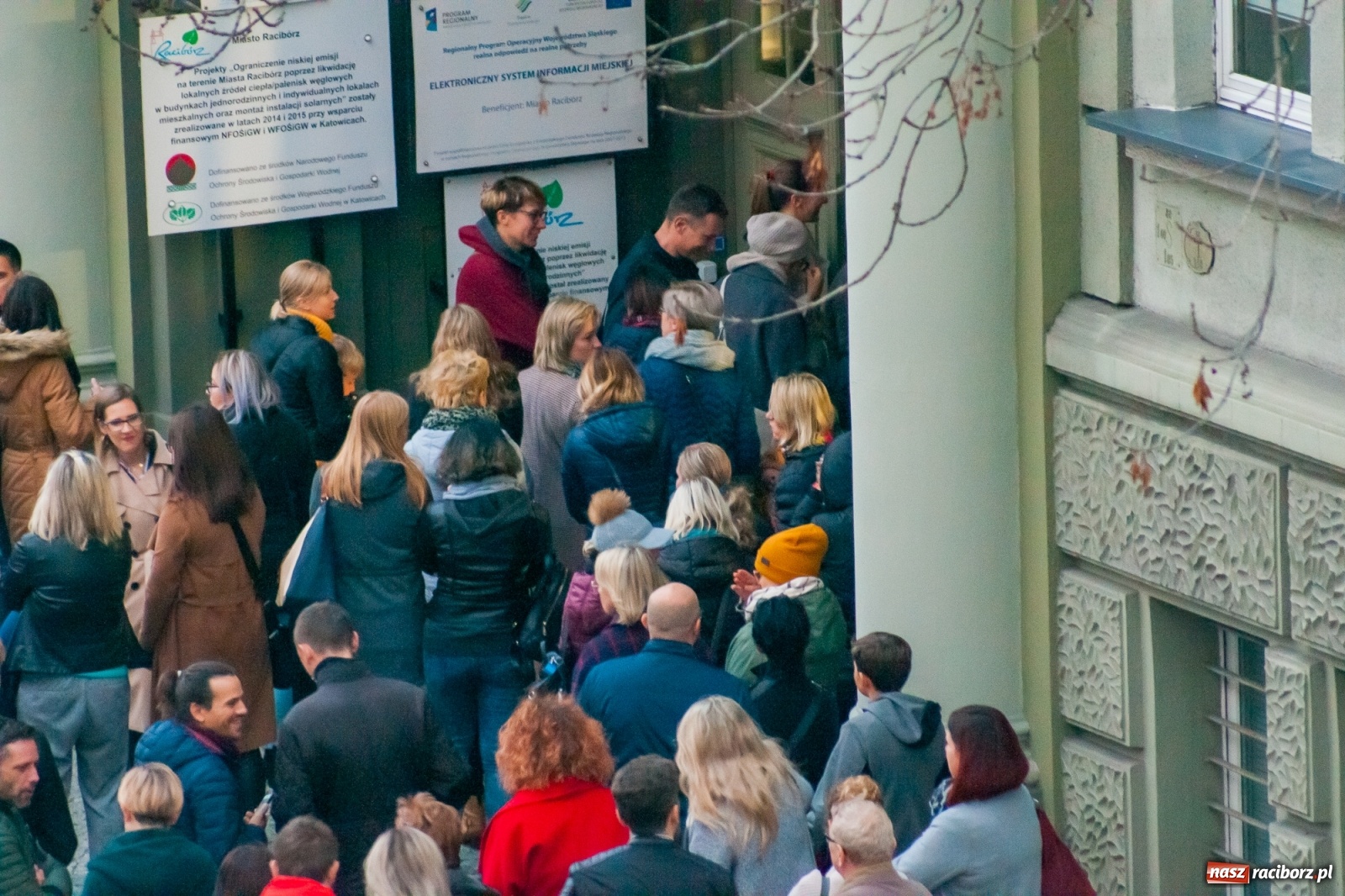 Zdjęcie w galerii na portalu naszraciborz.pl: Rodzice tłumnie przyszli do ratusza. Powiedzieli NIE dla likwidacji jednej ze szkół! wiadomości z regionu