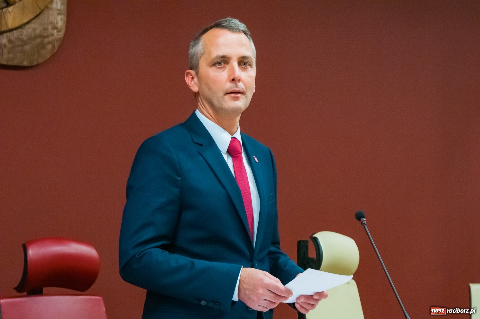 Zdjęcie w galerii na portalu naszraciborz.pl: Rodzice tłumnie przyszli do ratusza. Powiedzieli NIE dla likwidacji jednej ze szkół! wiadomości z regionu