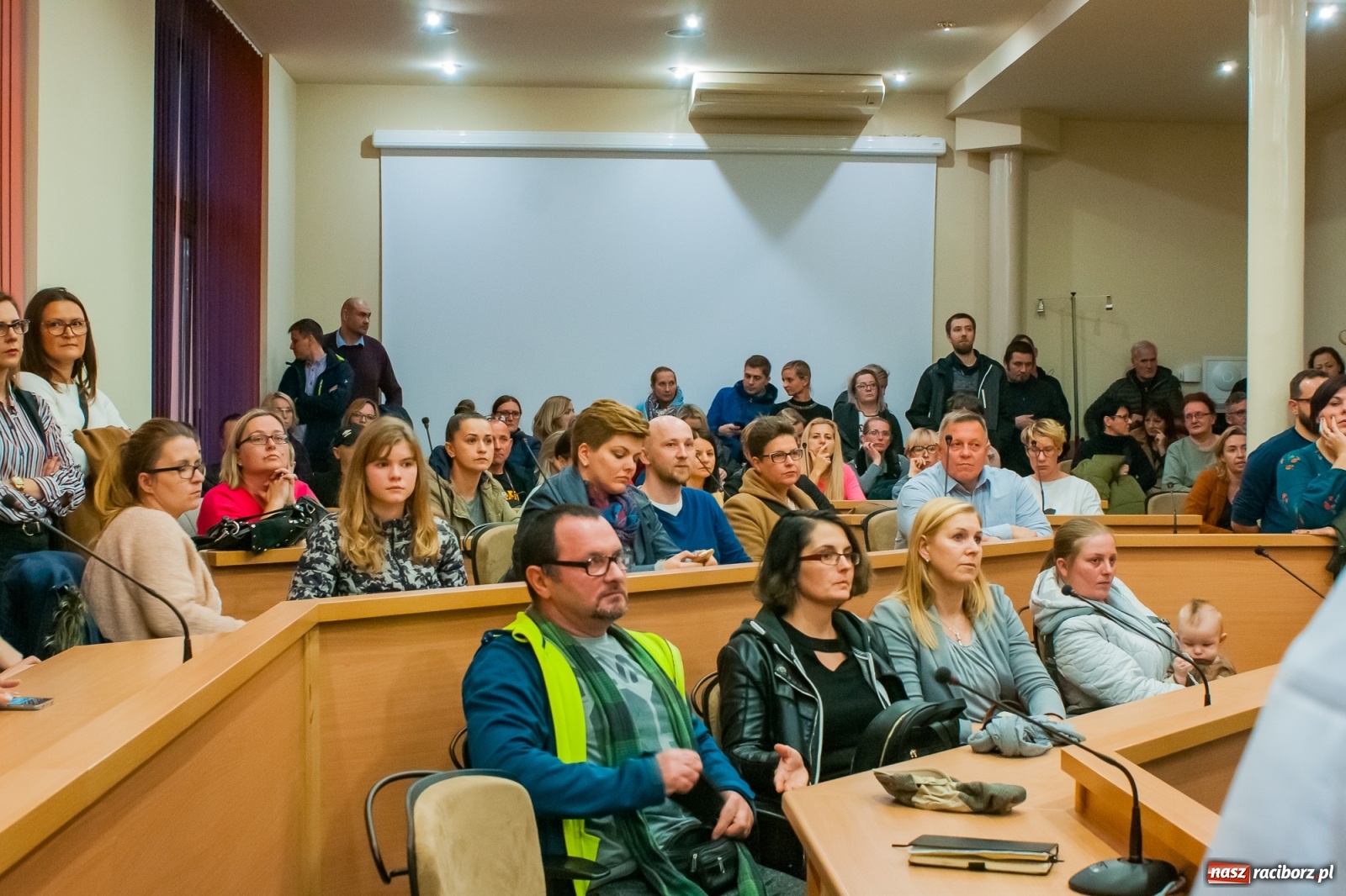 Zdjęcie w galerii na portalu naszraciborz.pl: Rodzice tłumnie przyszli do ratusza. Powiedzieli NIE dla likwidacji jednej ze szkół! wiadomości z regionu