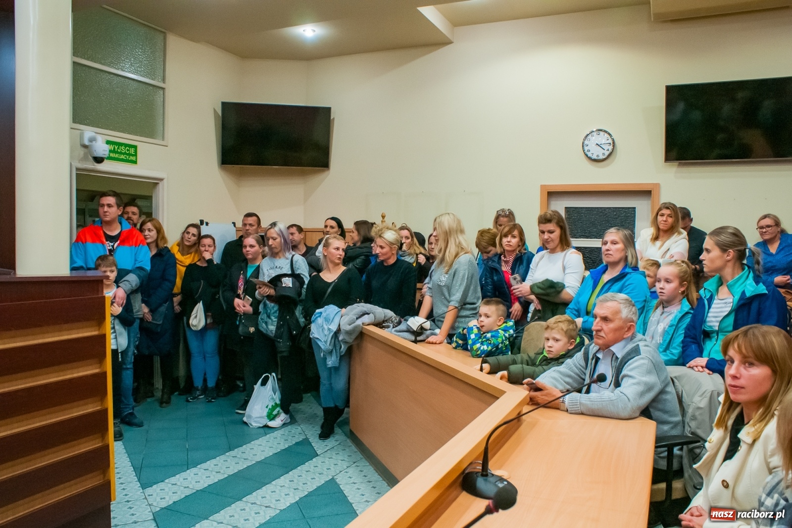 Zdjęcie w galerii na portalu naszraciborz.pl: Rodzice tłumnie przyszli do ratusza. Powiedzieli NIE dla likwidacji jednej ze szkół! wiadomości z regionu
