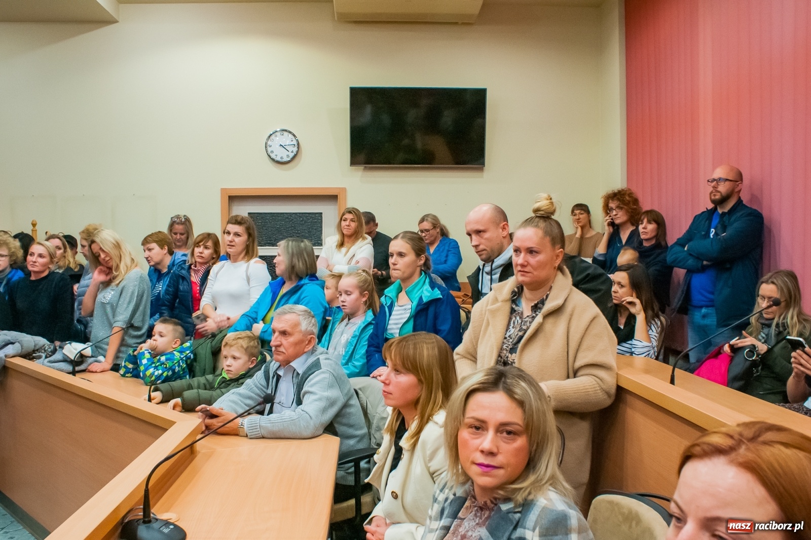 Zdjęcie w galerii na portalu naszraciborz.pl: Rodzice tłumnie przyszli do ratusza. Powiedzieli NIE dla likwidacji jednej ze szkół! wiadomości z regionu