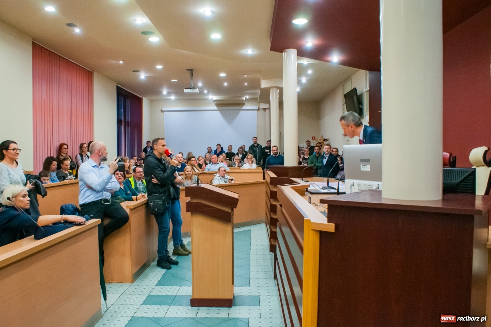 Zdjęcie w galerii na portalu naszraciborz.pl: Rodzice tłumnie przyszli do ratusza. Powiedzieli NIE dla likwidacji jednej ze szkół! wiadomości z regionu