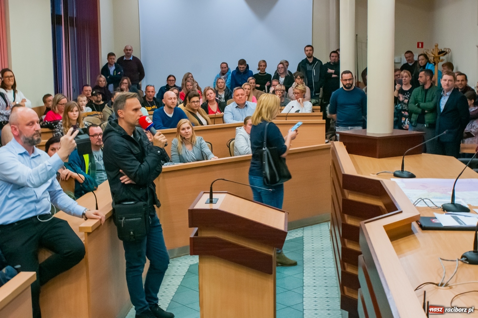 Zdjęcie w galerii na portalu naszraciborz.pl: Rodzice tłumnie przyszli do ratusza. Powiedzieli NIE dla likwidacji jednej ze szkół! wiadomości z regionu