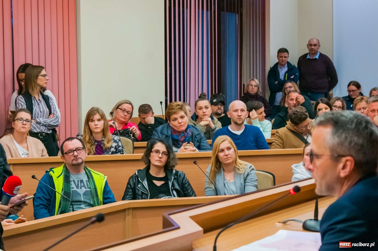 Zdjęcie w galerii na portalu naszraciborz.pl: Rodzice tłumnie przyszli do ratusza. Powiedzieli NIE dla likwidacji jednej ze szkół! wiadomości z regionu