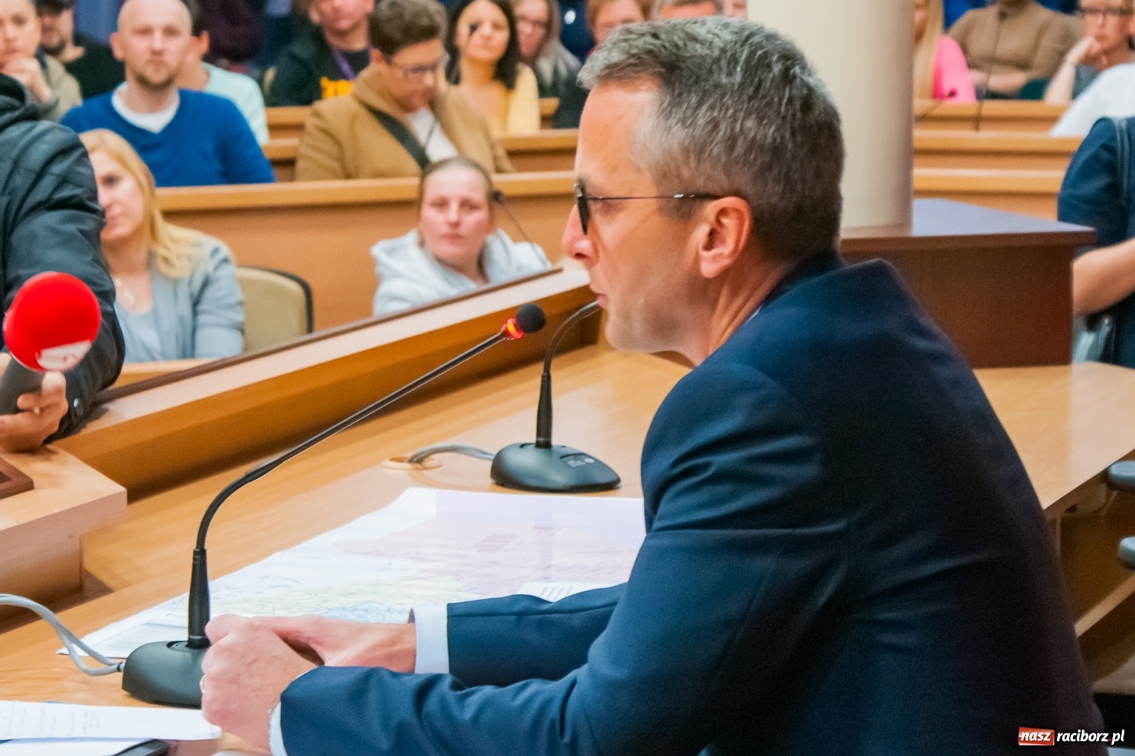 Zdjęcie w galerii na portalu naszraciborz.pl: Rodzice tłumnie przyszli do ratusza. Powiedzieli NIE dla likwidacji jednej ze szkół! wiadomości z regionu