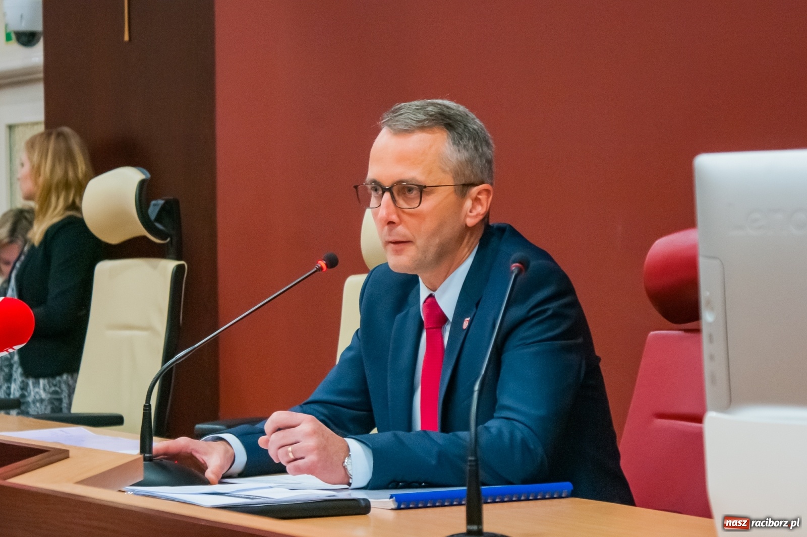 Zdjęcie w galerii na portalu naszraciborz.pl: Rodzice tłumnie przyszli do ratusza. Powiedzieli NIE dla likwidacji jednej ze szkół! wiadomości z regionu