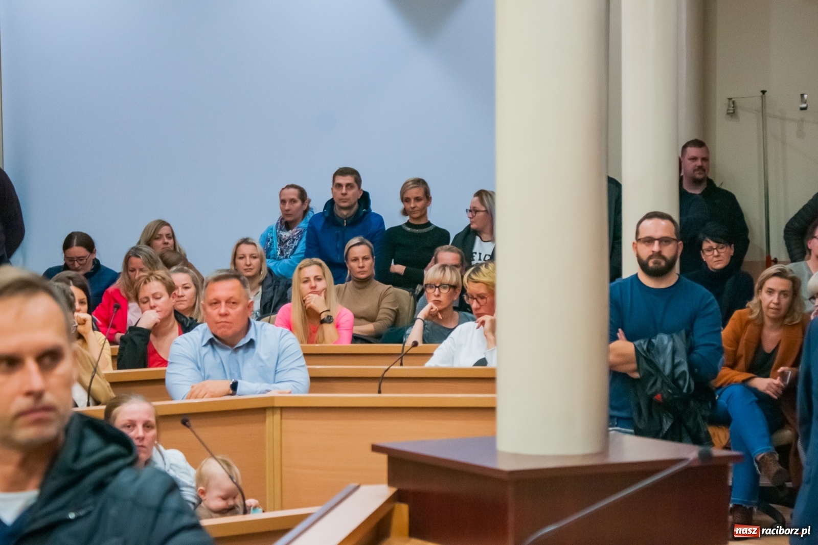 Zdjęcie w galerii na portalu naszraciborz.pl: Rodzice tłumnie przyszli do ratusza. Powiedzieli NIE dla likwidacji jednej ze szkół! wiadomości z regionu