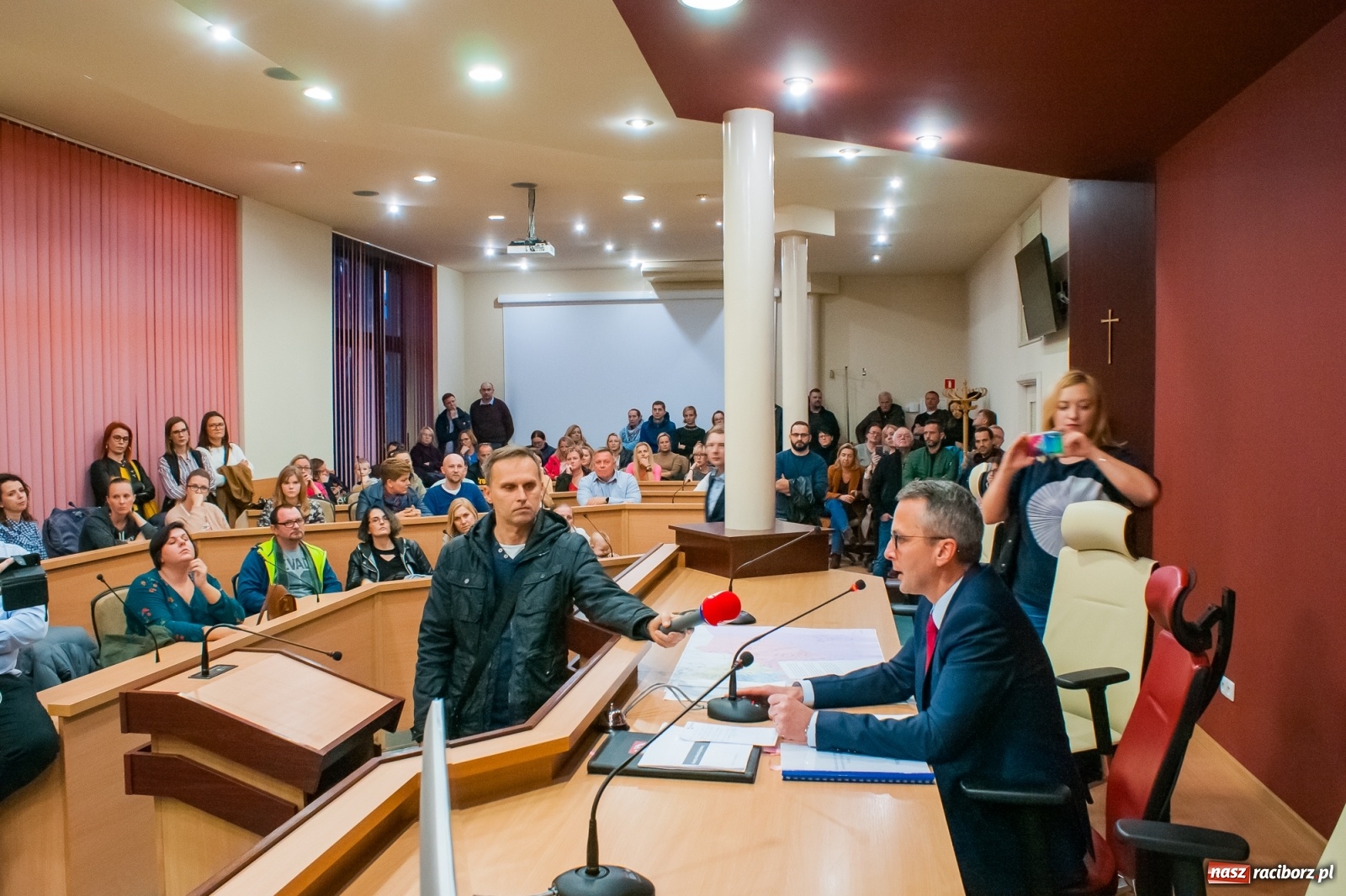 Zdjęcie w galerii na portalu naszraciborz.pl: Rodzice tłumnie przyszli do ratusza. Powiedzieli NIE dla likwidacji jednej ze szkół! wiadomości z regionu