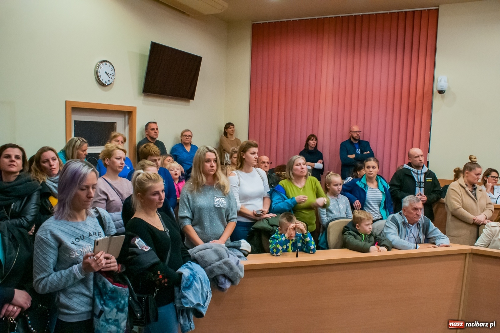 Zdjęcie w galerii na portalu naszraciborz.pl: Rodzice tłumnie przyszli do ratusza. Powiedzieli NIE dla likwidacji jednej ze szkół! wiadomości z regionu