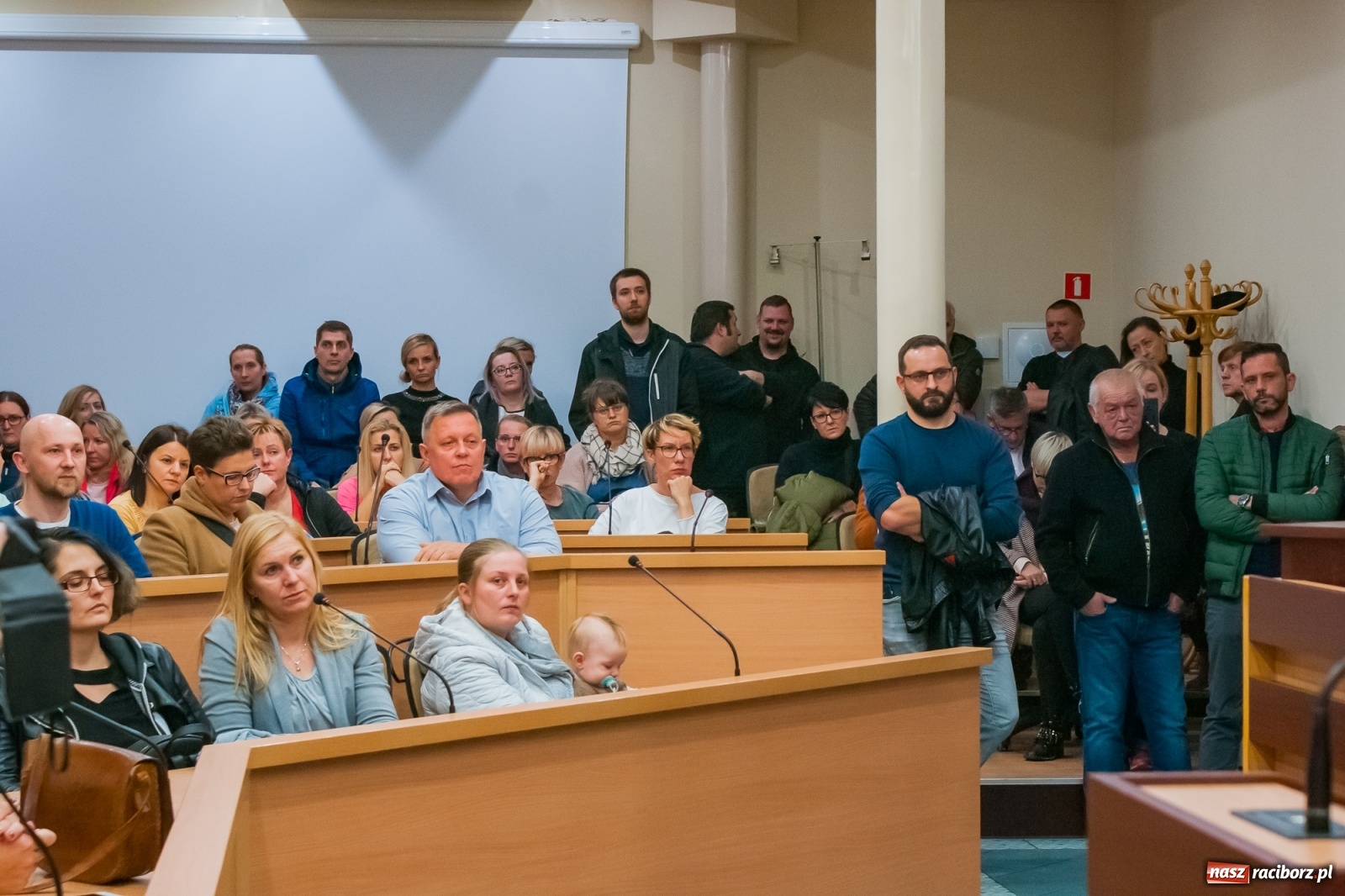 Zdjęcie w galerii na portalu naszraciborz.pl: Rodzice tłumnie przyszli do ratusza. Powiedzieli NIE dla likwidacji jednej ze szkół! wiadomości z regionu