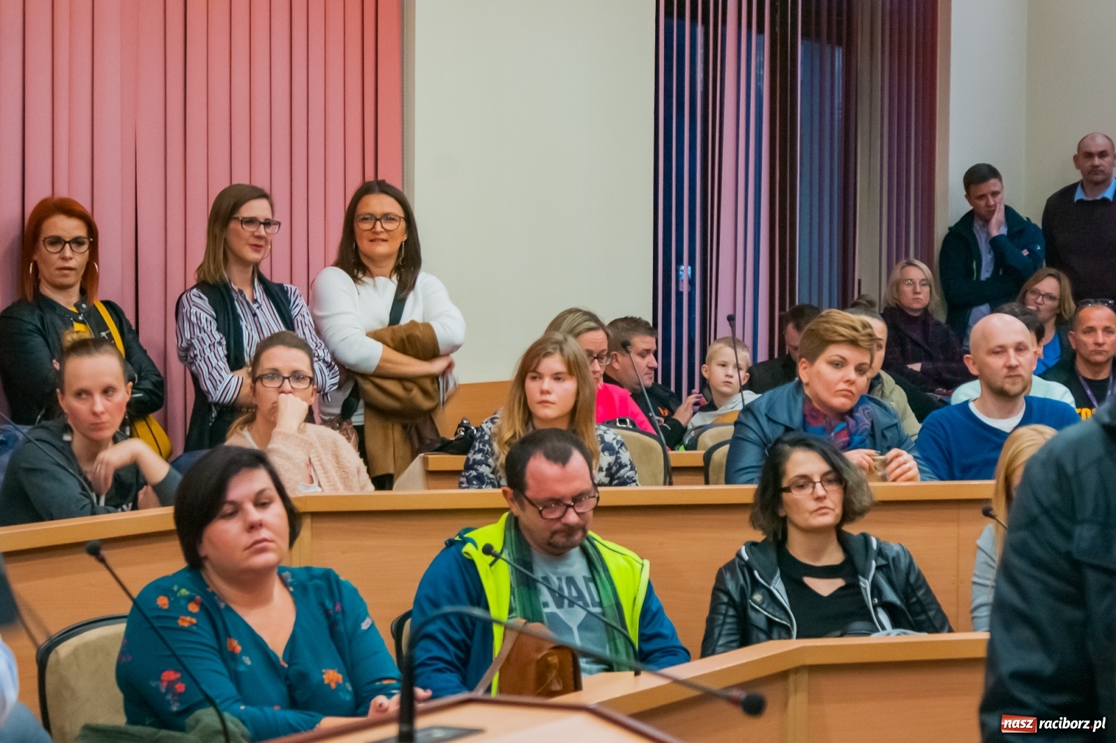 Zdjęcie w galerii na portalu naszraciborz.pl: Rodzice tłumnie przyszli do ratusza. Powiedzieli NIE dla likwidacji jednej ze szkół! wiadomości z regionu