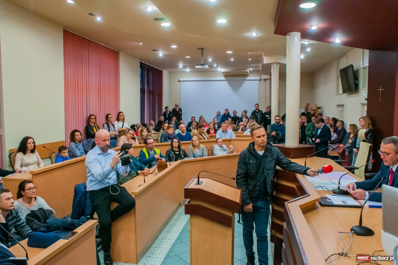 Zdjęcie w galerii na portalu naszraciborz.pl: Rodzice tłumnie przyszli do ratusza. Powiedzieli NIE dla likwidacji jednej ze szkół! wiadomości z regionu