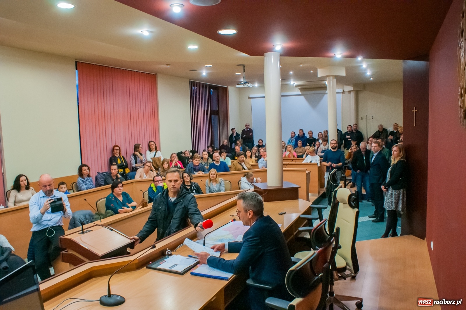 Zdjęcie w galerii na portalu naszraciborz.pl: Rodzice tłumnie przyszli do ratusza. Powiedzieli NIE dla likwidacji jednej ze szkół! wiadomości z regionu