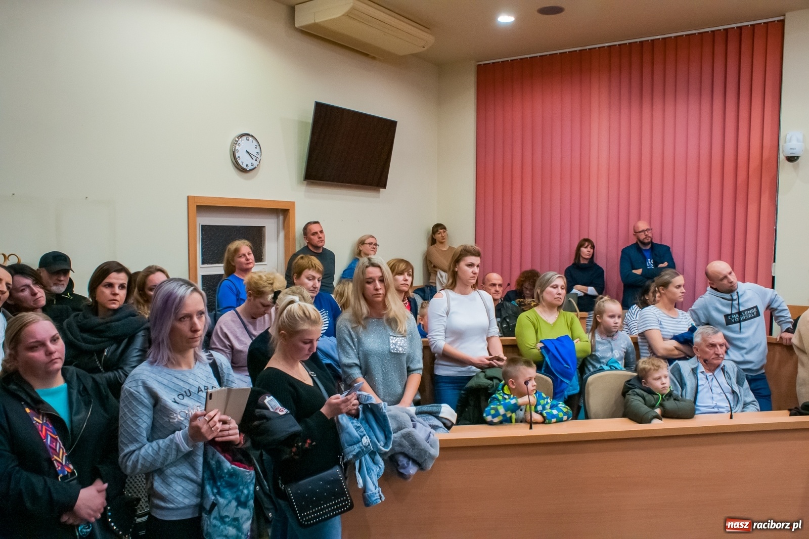 Zdjęcie w galerii na portalu naszraciborz.pl: Rodzice tłumnie przyszli do ratusza. Powiedzieli NIE dla likwidacji jednej ze szkół! wiadomości z regionu