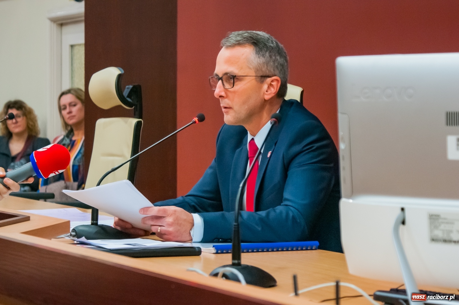 Zdjęcie w galerii na portalu naszraciborz.pl: Rodzice tłumnie przyszli do ratusza. Powiedzieli NIE dla likwidacji jednej ze szkół! wiadomości z regionu