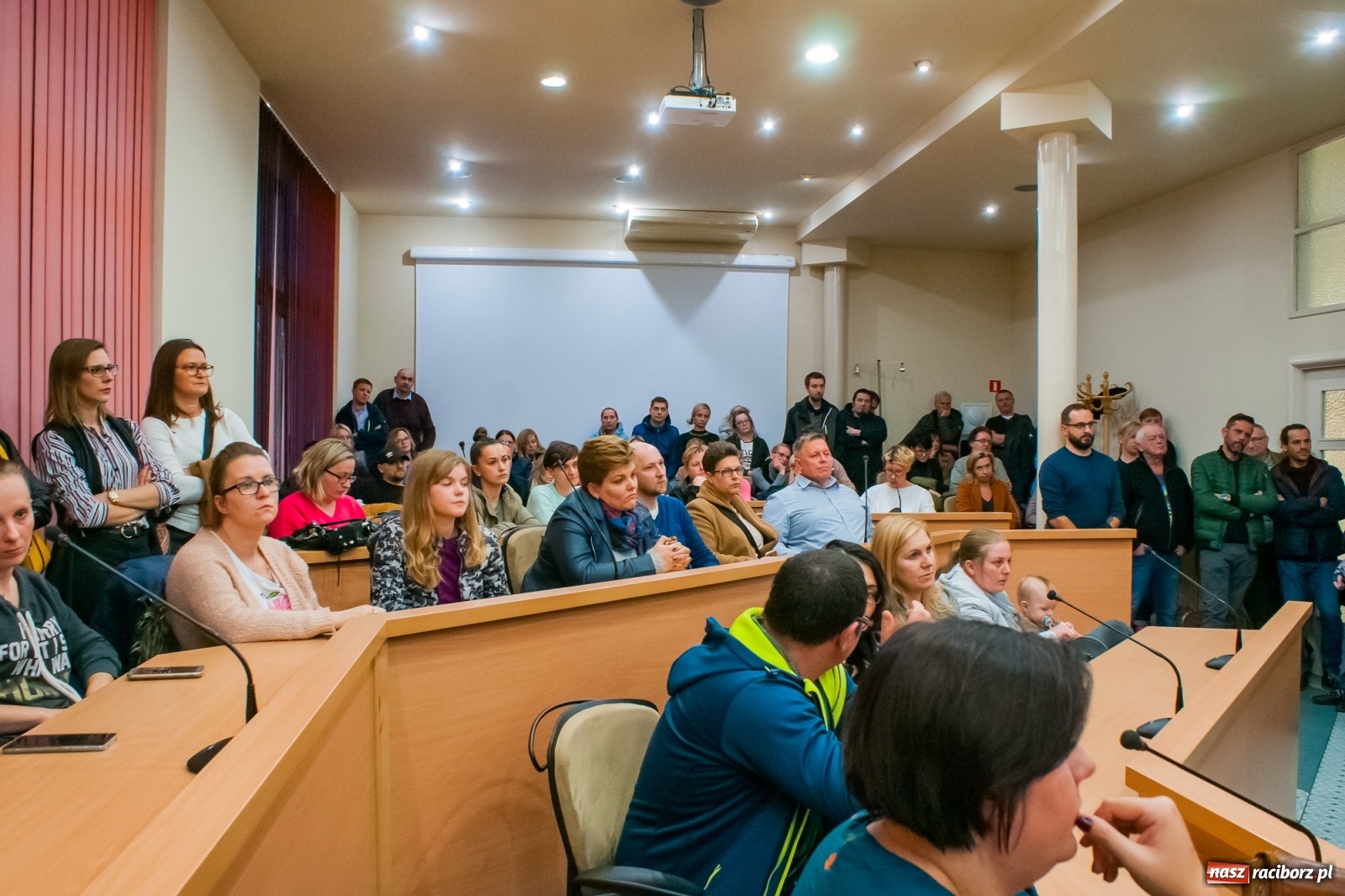 Zdjęcie w galerii na portalu naszraciborz.pl: Rodzice tłumnie przyszli do ratusza. Powiedzieli NIE dla likwidacji jednej ze szkół! wiadomości z regionu