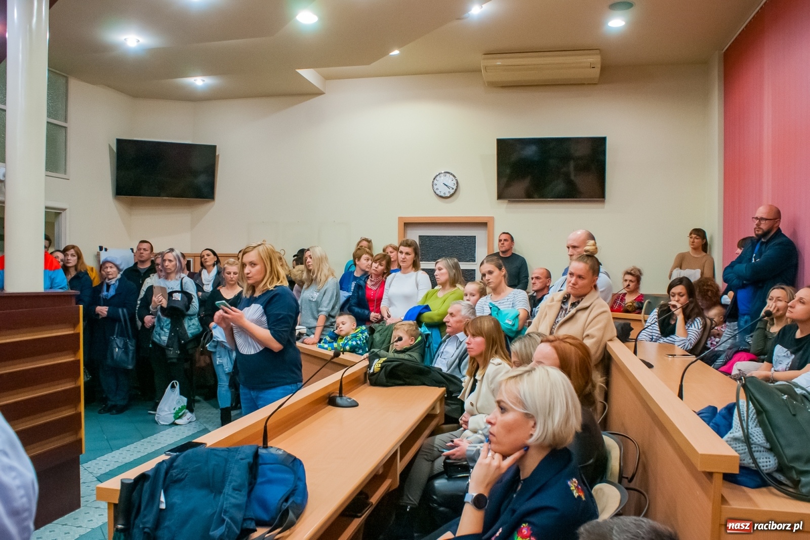 Zdjęcie w galerii na portalu naszraciborz.pl: Rodzice tłumnie przyszli do ratusza. Powiedzieli NIE dla likwidacji jednej ze szkół! wiadomości z regionu