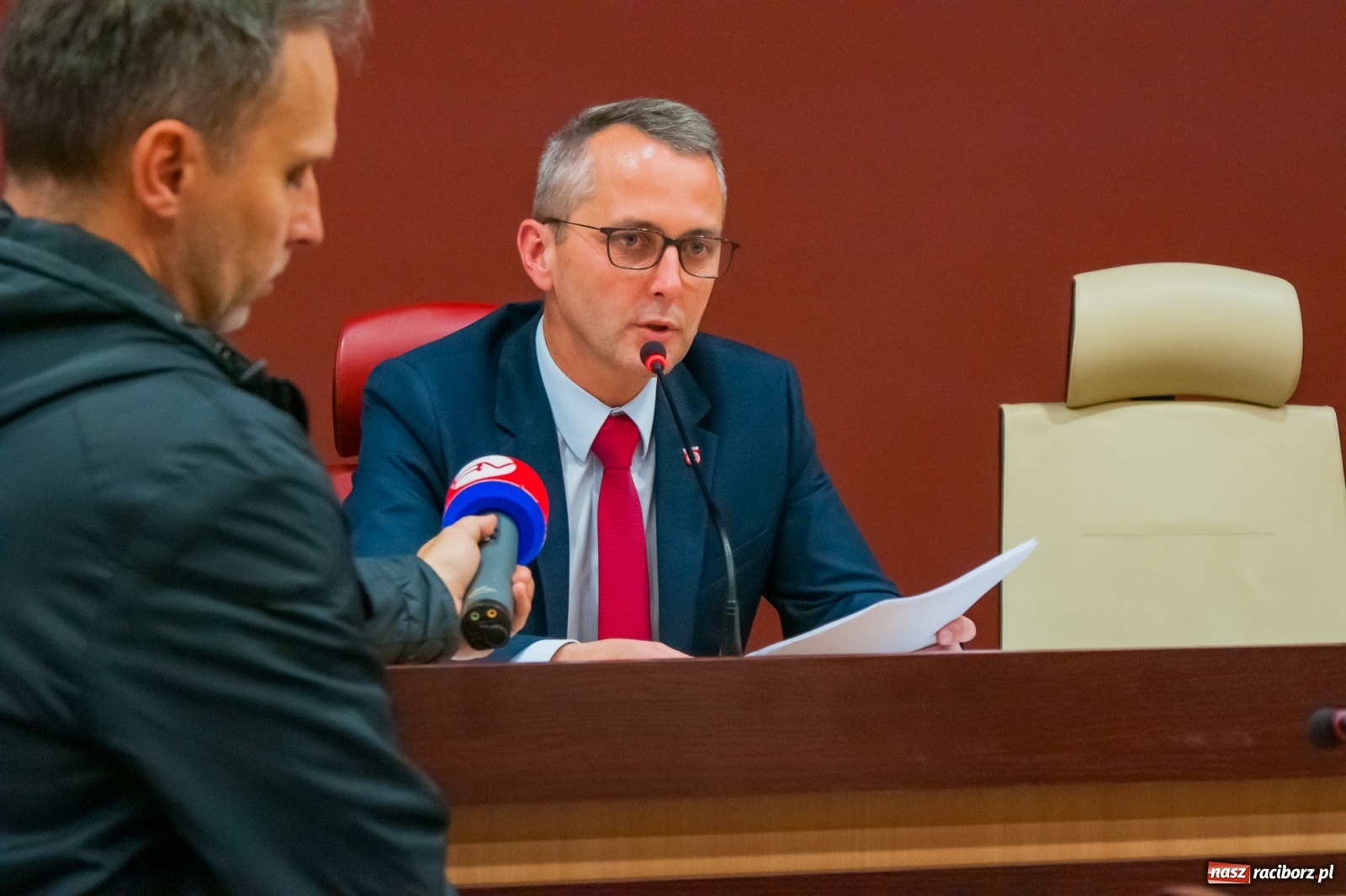 Zdjęcie w galerii na portalu naszraciborz.pl: Rodzice tłumnie przyszli do ratusza. Powiedzieli NIE dla likwidacji jednej ze szkół! wiadomości z regionu